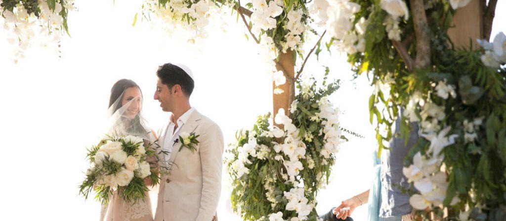 An Orchid Chuppah (yes really!) and an unbelievably style-savvy couple make this a very happy Monday on Smashing The Glass With the help of Luxury Events.